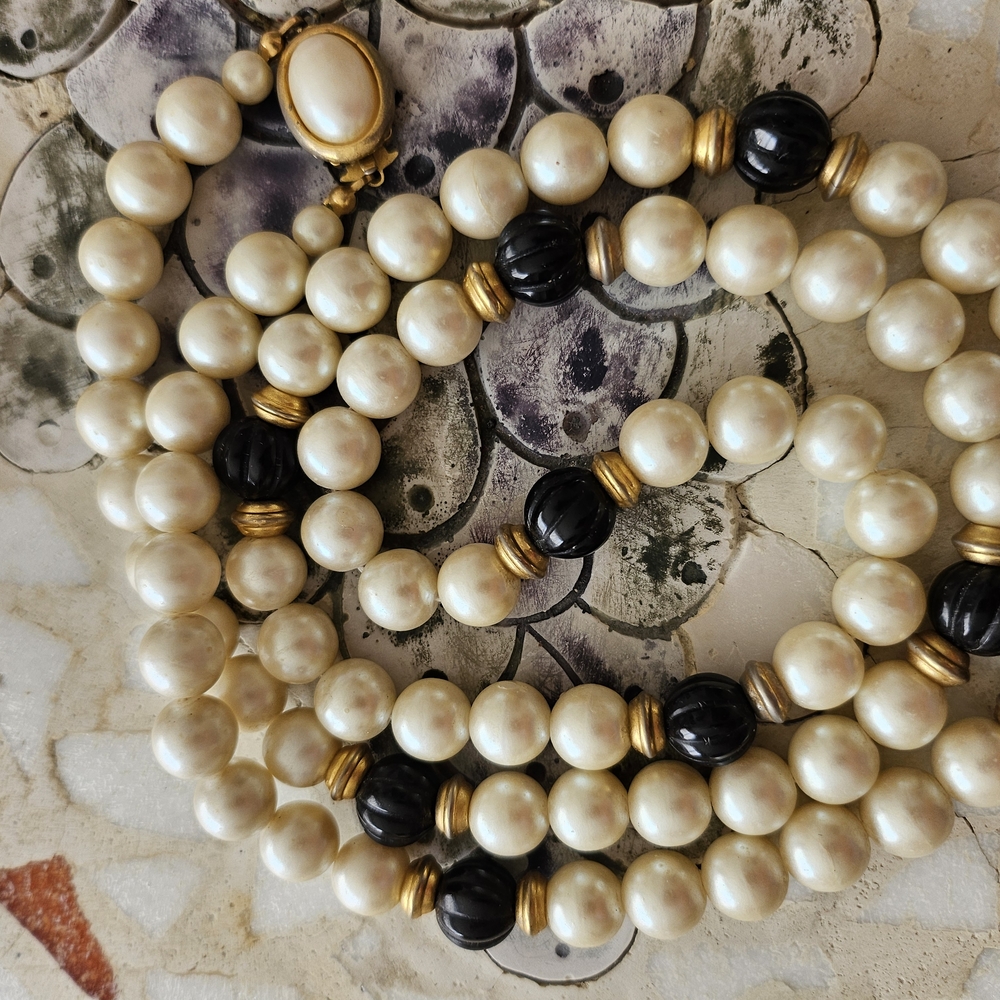 Vintage Faux Pearls with Black Bead Detailing Pre-owned♡